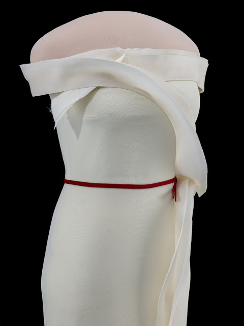 Στο χρώμα της βανίλιας με ένα κόκκινο κορδελάκι - Η ιστορία του φορέματος της Μελάνια που μπήκε στο Μουσείο - Φωτογραφία 9