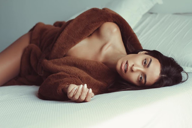 Κόλαση: Ελληνίδα τραγουδίστρια μόνο με το μπουρνούζι της στο κρεβάτι - Φωτογραφία 3