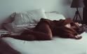 Κόλαση: Ελληνίδα τραγουδίστρια μόνο με το μπουρνούζι της στο κρεβάτι - Φωτογραφία 1