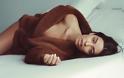 Κόλαση: Ελληνίδα τραγουδίστρια μόνο με το μπουρνούζι της στο κρεβάτι - Φωτογραφία 3