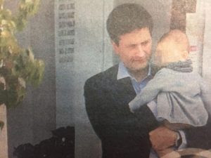 Πασίγνωστος υπουργός βάφτισε τον γιο του σε νεκροταφείο! - Φωτογραφία 2