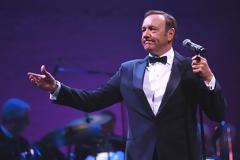 Ο Kevin Spacey κατηγορείται για παρενόχληση και βγαίνει από τη ντουλάπα