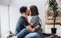 O επιστημονικός λόγος που γέρνεις προς τα δεξιά όταν θέλεις να φιλήσεις κάποιον - Φωτογραφία 1