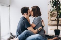 O επιστημονικός λόγος που γέρνεις προς τα δεξιά όταν θέλεις να φιλήσεις κάποιον