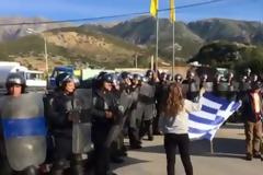 «Βράζει» το Στράτευμα – Δραματική έκκληση: «Είμαστε υπό διωγμό – Ελλάδα προστάτεψέ μας» – Υψωσαν Ελληνικές σημαίες μπροστά στα αλβανικά γκλομπς