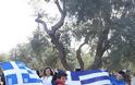 «Βράζει» το Στράτευμα – Δραματική έκκληση: «Είμαστε υπό διωγμό – Ελλάδα προστάτεψέ μας» – Υψωσαν Ελληνικές σημαίες μπροστά στα αλβανικά γκλομπς - Φωτογραφία 4