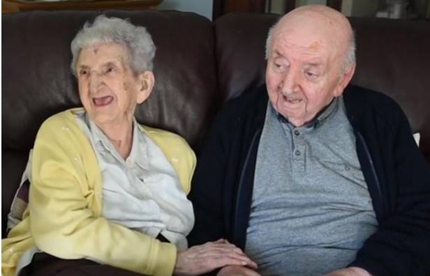 Μια απίστευτη ιστορία: 98χρονη μπήκε σε οίκο ευγηρίας για να φροντίζει τον 80χρονο γιο της και κάθε βράδυ του... - Φωτογραφία 1