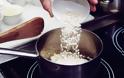 Πώς να μαγειρέψεις το ρύζι αν θέλεις να μειώσεις τις θερμίδες του