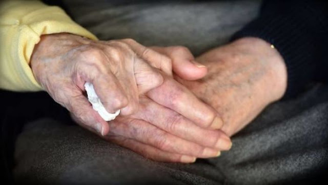 Παντοτινή αγάπη: Στα 98 της πήγε σε γηροκομείο για να φροντίζει τον 80χρονο γιο της! - Φωτογραφία 5