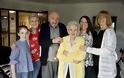 Παντοτινή αγάπη: Στα 98 της πήγε σε γηροκομείο για να φροντίζει τον 80χρονο γιο της! - Φωτογραφία 4