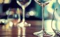 Ποιoς είναι ο σωστός τρόπος να κρατάμε ένα ποτήρι κρασιού;
