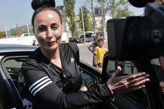 Η άσεμνη χειρονομία της Βίκυ Σταμάτη στους δημοσιογράφους