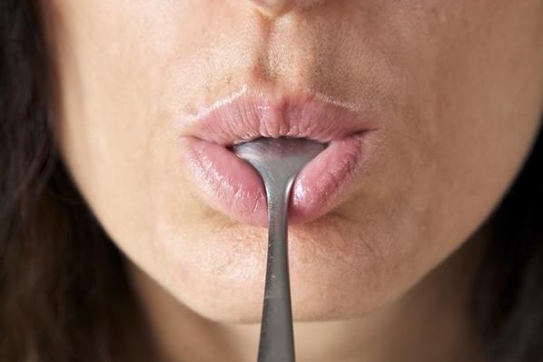 Μεταλλική γεύση στο στόμα: Πού οφείλεται και τι μπορείτε να κάνετε - Φωτογραφία 1