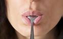Μεταλλική γεύση στο στόμα: Πού οφείλεται και τι μπορείτε να κάνετε