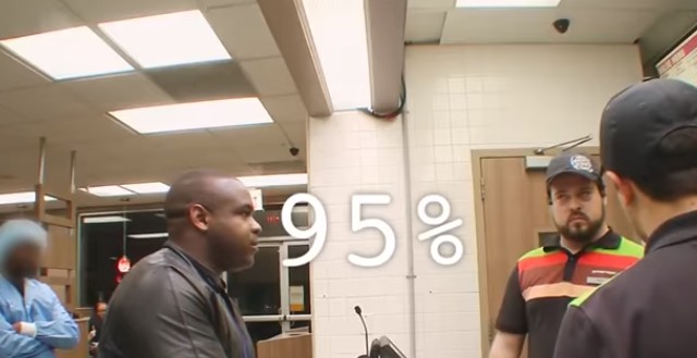 Κοινωνικό πείραμα: Πώς ένα burger αποδείχτηκε σημαντικότερο από ένα θύμα bullying [video] - Φωτογραφία 1