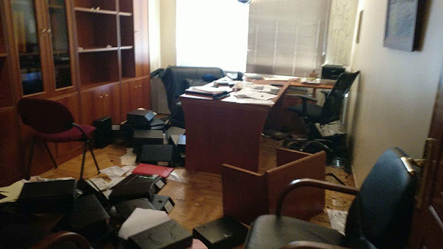 Κουκουλοφόροι εισέβαλαν σε συμβολαιογραφικό γραφείο στα Εξάρχεια και τα έκαναν «λίμπα» [Εικόνες-Βίντεο] - Φωτογραφία 7