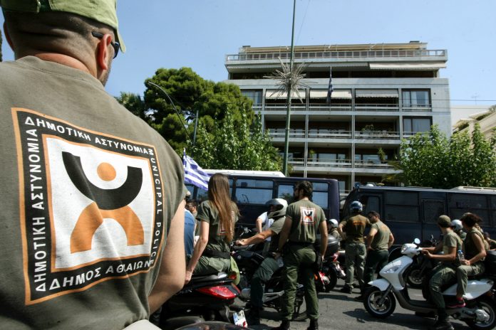 Τσίπρας-Μητσοτάκης: Σφοδρή σύγκρουση για τις απολύσεις (δημοτικών) αστυνομικών - Φωτογραφία 1