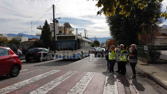 Λαμία: Αυτοκίνητο παρέσυρε κοριτσάκι έξω από σχολείο μπροστά στα μάτια της μητέρας του - Φωτογραφία 2