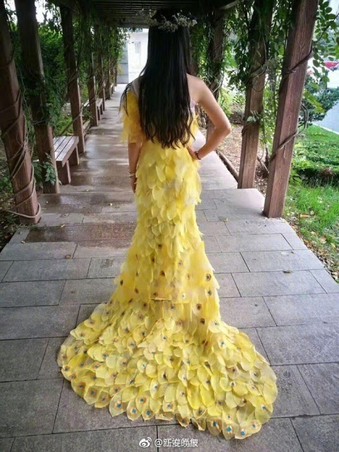 Κίνα: Φοιτητές δημιουργούν ένα μοναδικό φόρεμα...από 6.000 φύλλα! - Φωτογραφία 2