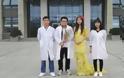Κίνα: Φοιτητές δημιουργούν ένα μοναδικό φόρεμα...από 6.000 φύλλα! - Φωτογραφία 1