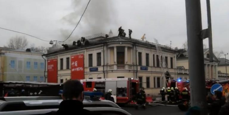 Καίγεται το ιστορικό μουσείο Πούσκιν στην Μόσχα! Σε κίνδυνο η τεράστια συλλογή σπάνιων έργων τέχνης - Φωτογραφία 1