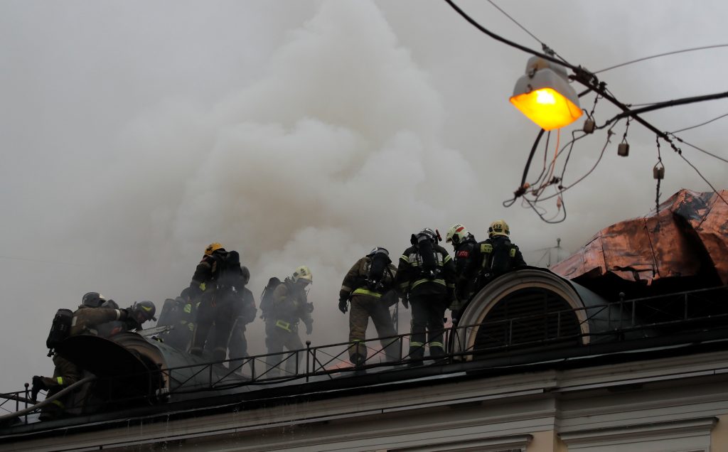 Καίγεται το ιστορικό μουσείο Πούσκιν στην Μόσχα! Σε κίνδυνο η τεράστια συλλογή σπάνιων έργων τέχνης - Φωτογραφία 2