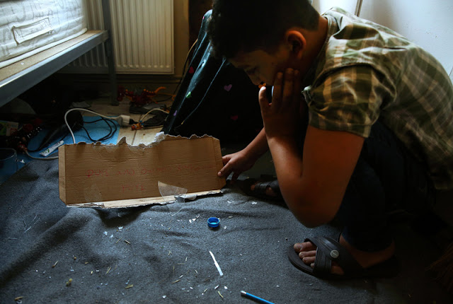 Αγνωστοι επιτέθηκαν στο σπίτι του 11χρονου Αμίρ που είχε κληρωθεί σημαιοφόρος αλλά του έδωσαν την ταμπέλα - Φωτογραφία 5