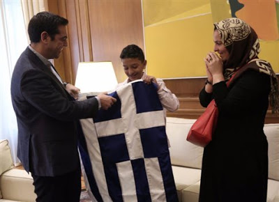Μια ελληνική σημαία δώρισε ο Αλέξης Τσίπρας στον Αμίρ - Φωτογραφία 1
