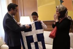 Μια ελληνική σημαία δώρισε ο Αλέξης Τσίπρας στον Αμίρ