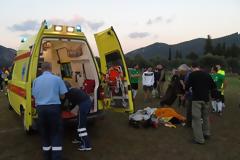 Ποδοσφαιριστής τραυματίστηκε σοβαρά - Αντί για φορείο, στο ιατρείο του γηπέδου υπήρχαν... ξαπλώστρες παραλίας - ΦΩΤΟ