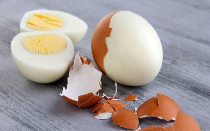 Απίστευτο κόλπο: Τι πρέπει να κάνετε για να μην σπάνε τα αυγά στο βράσιμο - Φωτογραφία 1