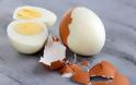 Απίστευτο κόλπο: Τι πρέπει να κάνετε για να μην σπάνε τα αυγά στο βράσιμο