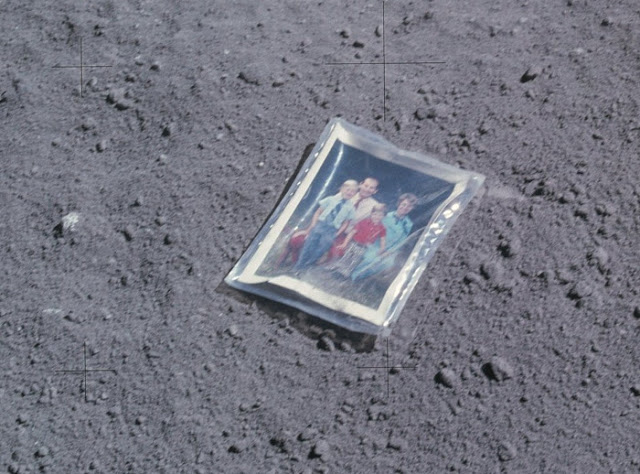 Τα πιο περίεργα αντικείμενα που άφησαν οι άνθρωποι στη Σελήνη - Από νυχοκόπτη μέχρι οικογενειακή φωτογραφία [photos+video] - Φωτογραφία 6