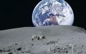 Τα πιο περίεργα αντικείμενα που άφησαν οι άνθρωποι στη Σελήνη - Από νυχοκόπτη μέχρι οικογενειακή φωτογραφία [photos+video] - Φωτογραφία 1