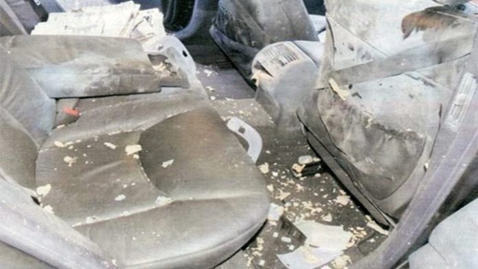 Εικόνες-σοκ από το αυτοκίνητο του Παπαδήμου που έσκασε η βόμβα - Φωτογραφία 1