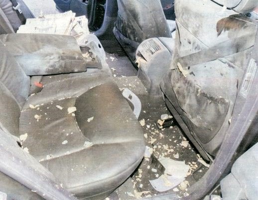 Εικόνες-σοκ από το αυτοκίνητο του Παπαδήμου που έσκασε η βόμβα - Φωτογραφία 2