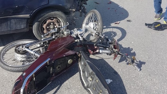 Σοβαρό τροχαίο στην Κρήτη: Αυτοκίνητο συγκρούστηκε με δίκυκλο - Φωτογραφία 1