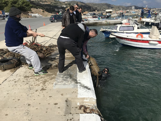 Είχαν μετατρέψει τον βυθό του λιμανιού σε απέραντο… σκουπιδότοπο - Φωτογραφία 4