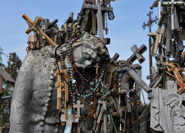 Το μυστήριο του στοιχειωμένου λόφου με τους 100.000 σταυρούς [photos] - Φωτογραφία 3