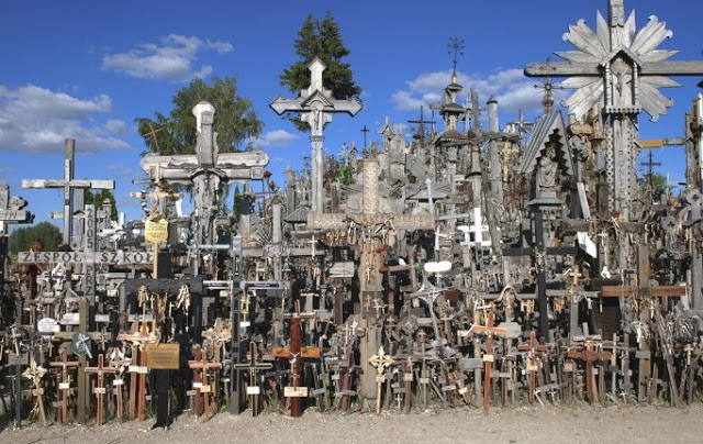 Το μυστήριο του στοιχειωμένου λόφου με τους 100.000 σταυρούς [photos] - Φωτογραφία 9