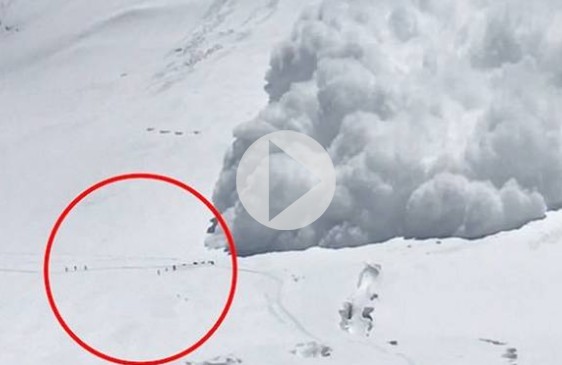 Τρομακτικό βίντεο: Χιονοστιβάδα «καταπίνει» ορειβάτες - Φωτογραφία 1