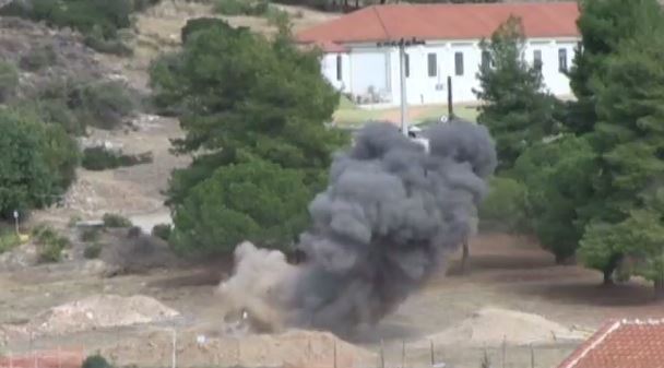 Έγινε η ελεγχόμενη έκρηξη στην Άνω Γλυφάδα (βίντεο) - Φωτογραφία 1