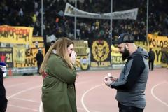 Φίλαθλος της ΑΕΚ έκανε πρόταση γάμου με πανό στην αγαπημένη του στο ΟΑΚΑ στο ντέρμπι με τον ΠΑΟΚ