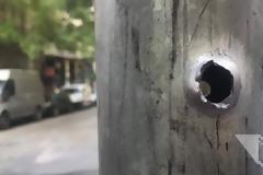 Τα ντοκουμέντα της επίθεσης στις κολόνες έξω από τα γραφεία του ΠΑΣΟΚ [εικόνες]