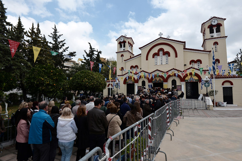 «Λαοθάλασσα» στη Νέα Ιωνία για να προσκυνήσουν την Αγία Ζώνη - Φωτογραφία 2