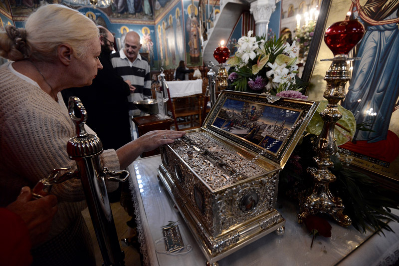 «Λαοθάλασσα» στη Νέα Ιωνία για να προσκυνήσουν την Αγία Ζώνη - Φωτογραφία 3