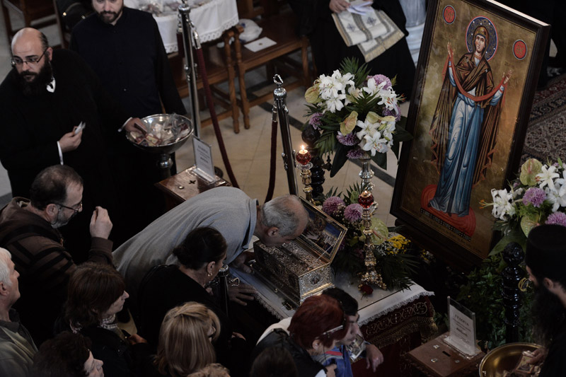 «Λαοθάλασσα» στη Νέα Ιωνία για να προσκυνήσουν την Αγία Ζώνη - Φωτογραφία 6