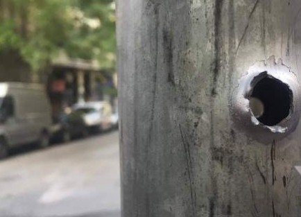 Δείτε τις τρύπες από τις σφαίρες στις κολόνες έξω από τα γραφεία του ΠΑΣΟΚ [photos] - Φωτογραφία 1