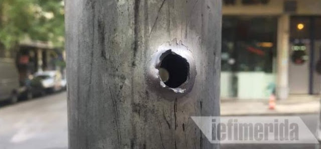 Δείτε τις τρύπες από τις σφαίρες στις κολόνες έξω από τα γραφεία του ΠΑΣΟΚ [photos] - Φωτογραφία 2
