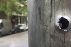 Δείτε τις τρύπες από τις σφαίρες στις κολόνες έξω από τα γραφεία του ΠΑΣΟΚ [photos]